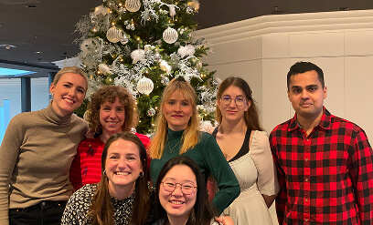 Eine ältere und eine jüngere Person unterhalten sich