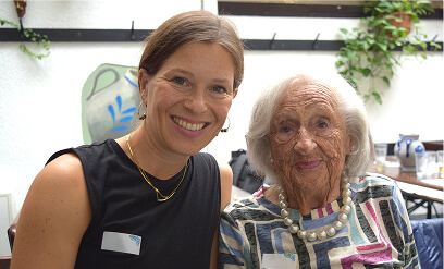 Hände halten eine Spendenbox