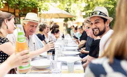 Zwei Personen arbeiten am Laptop