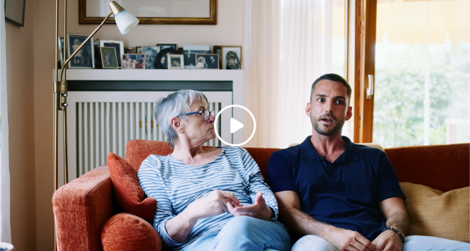 Besuchspaar ältere Frau mit jungem Freiwilligen