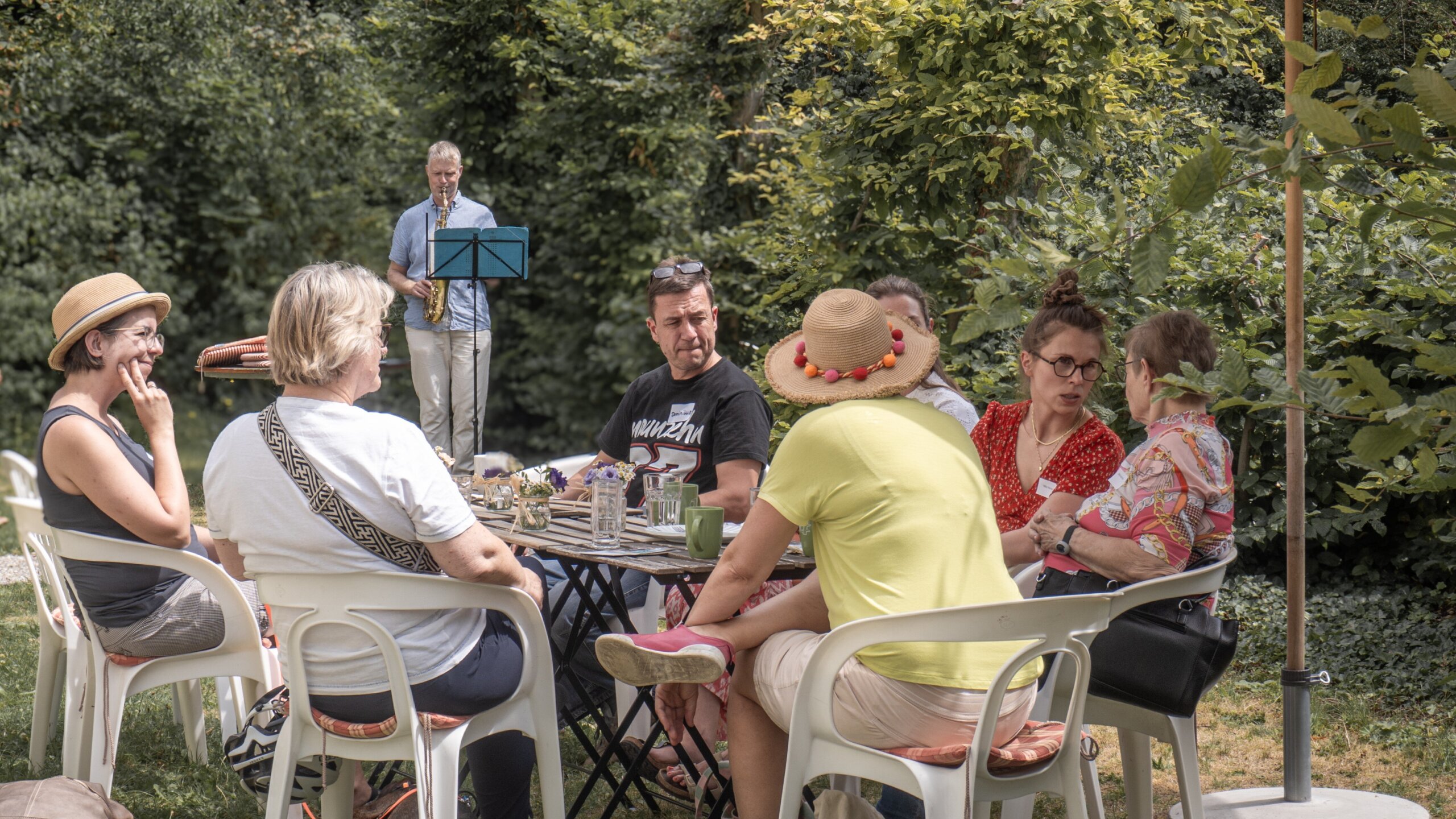 Gruppe am Gartentisch