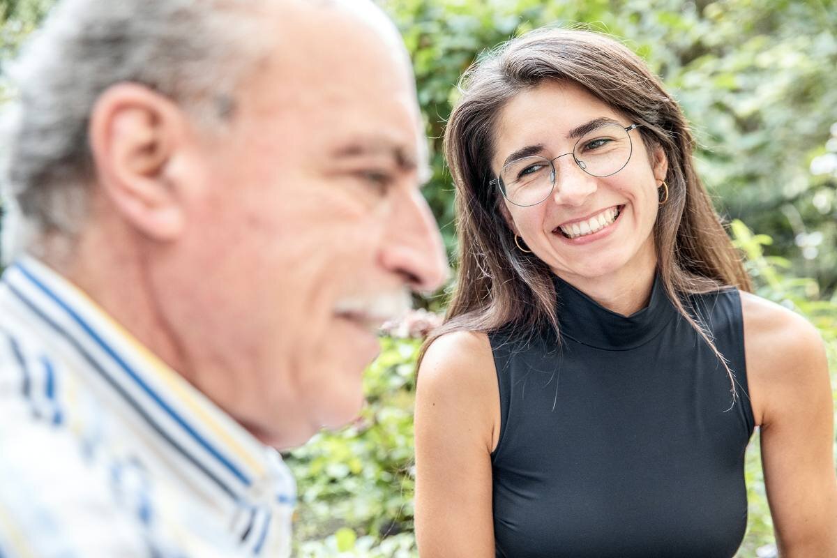 Ehrenamtliche und alter Freund lachen bei einem Besuch