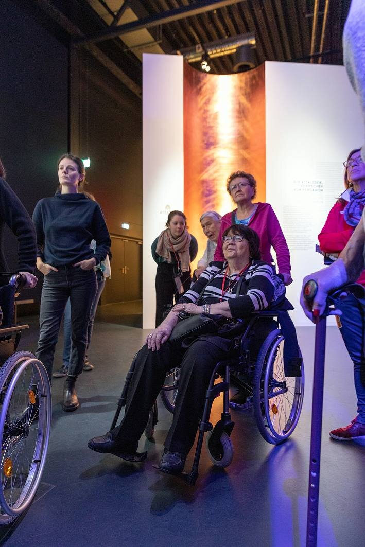 Museumsbesuch mit Rollstuhl und Begleitung