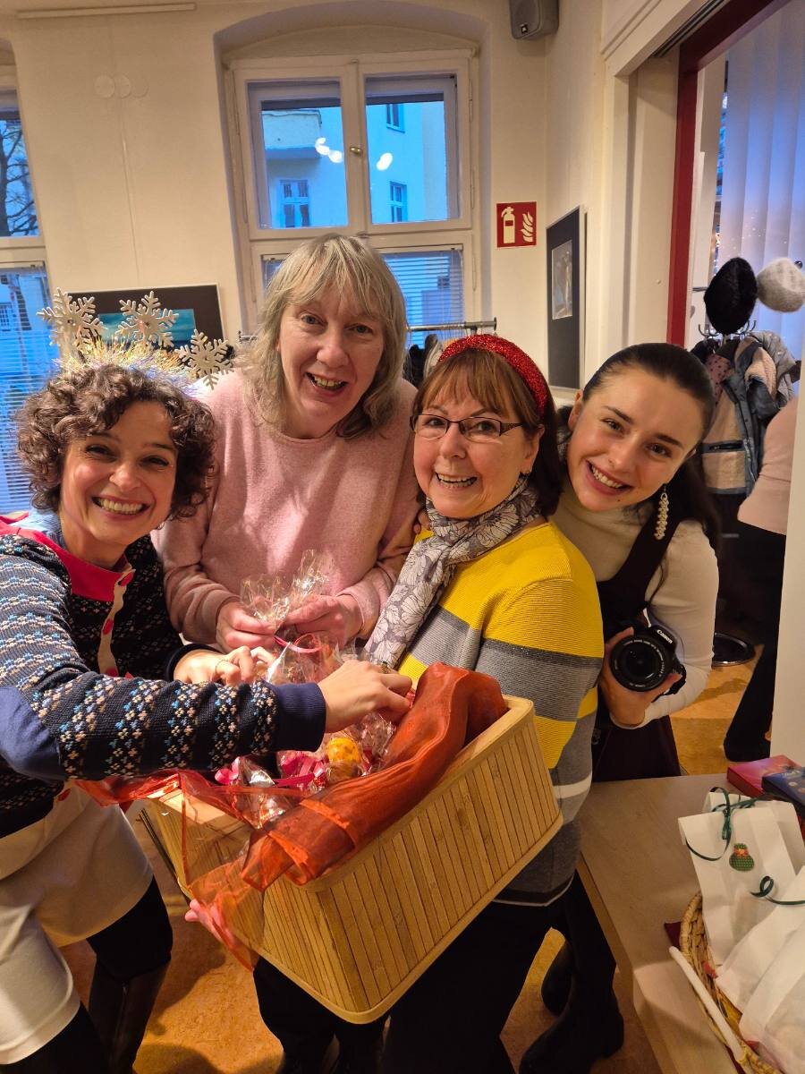 Nachbarschaftstreffen mit selbst gepackten Geschenken