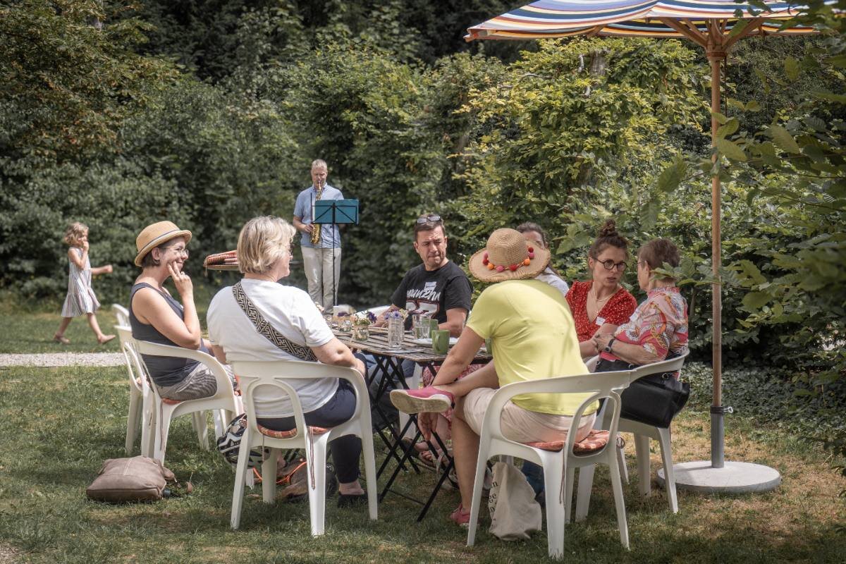 Gartenfest mit Livemusik unter dem Sonnenschirm