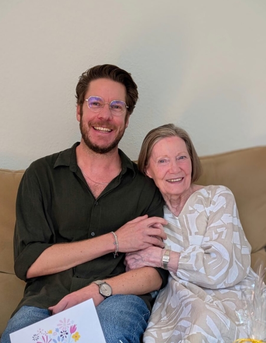 Ehrenamtliche und alte Frau bei einem Besuch
