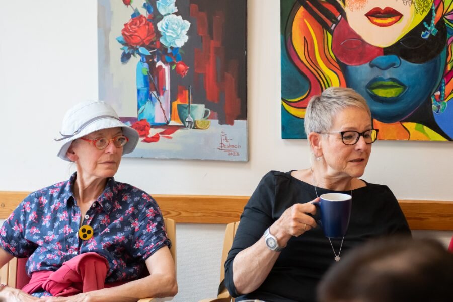 Zwei Frauen in guter Gesellschaft