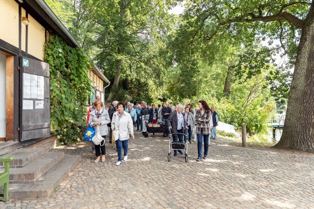 Ausflugsgruppe auf dem Weg zur Pfaueninsel