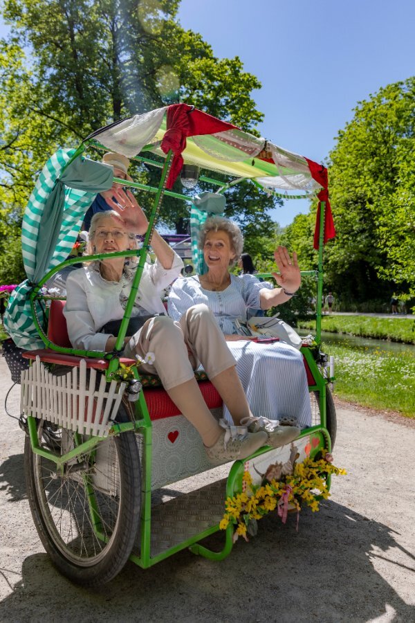 Freiwillige mit Altem Freund