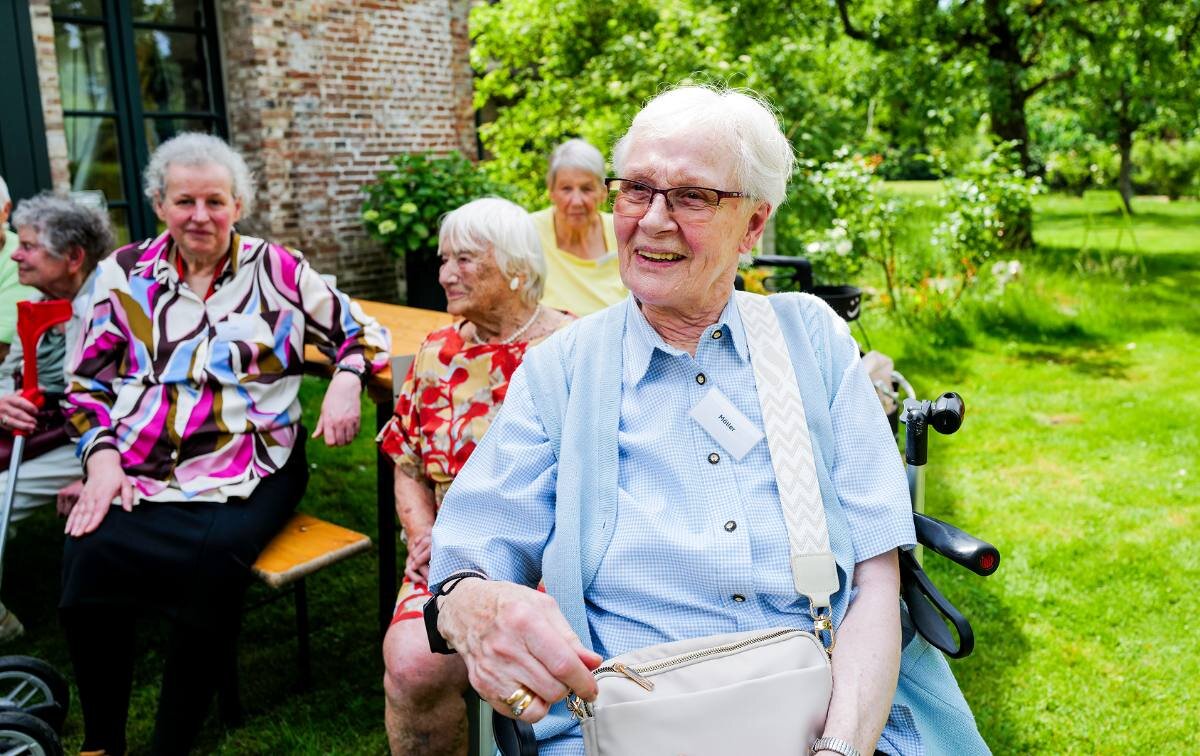 Alte Freundin im Garten beim Sommerfest
